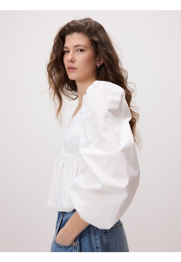 Reserved - Bluzka z bawełny - biały. Kolor: biały. Materiał: bawełna. Wzór: gładki. Styl: klasyczny