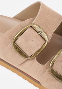 Renee - Ciemnobeżowe Klapki VICES Ozdobione Dużymi Klamrami Jenniviane. Nosek buta: otwarty. Kolor: beżowy. Materiał: skóra, zamsz. Wzór: aplikacja. Sezon: lato. Obcas: na obcasie. Wysokość obcasa: niski #9