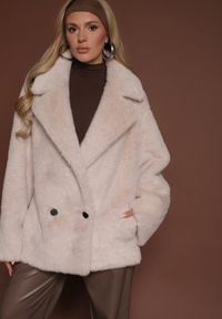 Renee - Beżowa Dwurzędowa Kurtka Futerko o Fasonie Oversize Manella. Okazja: na co dzień. Kolor: beżowy. Materiał: futro. Długość rękawa: długi rękaw. Długość: długie. Wzór: aplikacja. Styl: casual