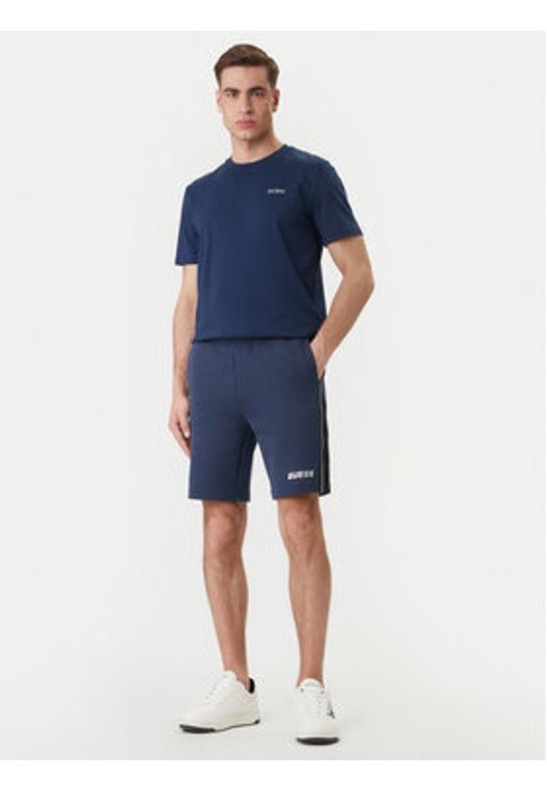 Guess Szorty sportowe Z4RD04 KB3P2 Granatowy Regular Fit. Kolor: niebieski. Materiał: syntetyk. Styl: sportowy