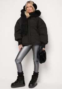 Born2be - Czarna Kurtka Oversize z Futrzanym Kapturem Vugovi. Kolor: czarny. Materiał: futro. Długość rękawa: długi rękaw. Długość: długie. Wzór: aplikacja. Sezon: zima #5
