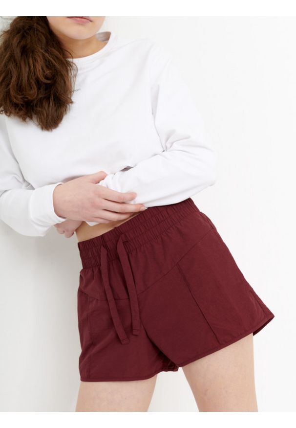 outhorn - Spodenki z tkaniny technicznej damskie. Okazja: na co dzień. Materiał: tkanina. Długość: krótkie. Styl: wakacyjny, casual