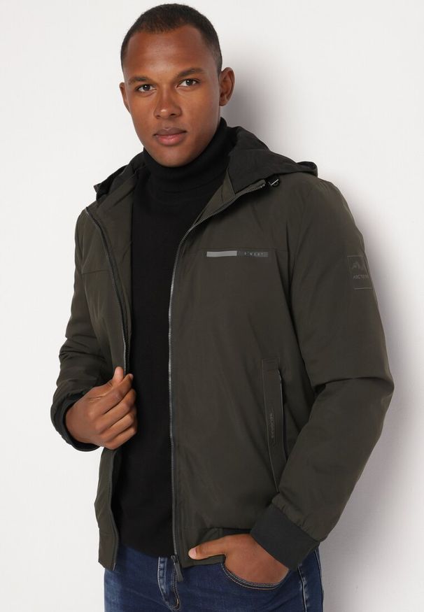 Born2be - Ciemnozielona Kurtka Wiatrówka z Kapturem i Ściągaczami Lorendriah. Okazja: na spacer, na co dzień. Typ kołnierza: kaptur. Kolor: zielony. Materiał: jeans, tkanina. Styl: elegancki, casual, klasyczny