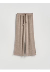 Reserved - Dzianinowe spodnie z wiązaniem - brązowy. Kolor: brązowy. Materiał: dzianina #1