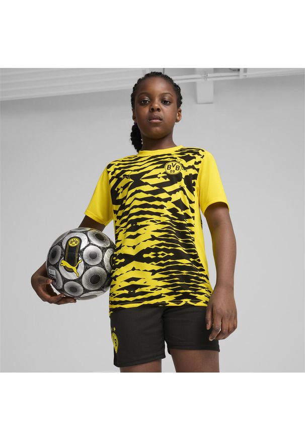 Puma - Młodzieżowa koszulka przedmeczowa z krótkim rękawem Borussia Dortmund PUMA. Kolor: czarny, wielokolorowy, żółty. Długość rękawa: krótki rękaw. Długość: krótkie. Sport: piłka nożna