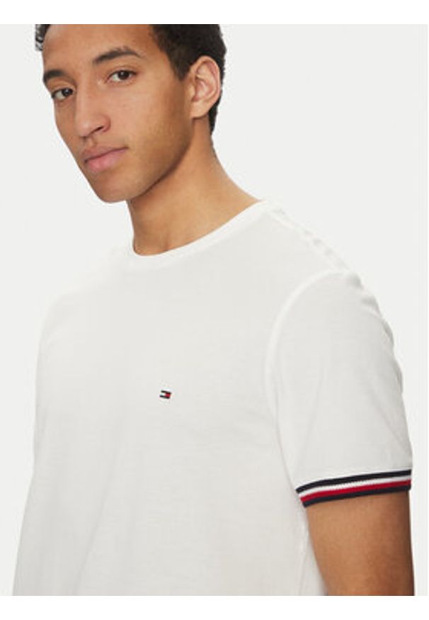 TOMMY HILFIGER - Tommy Hilfiger T-Shirt Global Stripe MW0MW38630 Biały Regular Fit. Kolor: biały. Materiał: bawełna