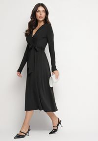 Born2be - Czarna Sukienka Kopertowa z Wiskozą Wiązana w Talii Drestalia. Okazja: na co dzień. Typ kołnierza: dekolt w kształcie V. Kolor: czarny. Materiał: wiskoza. Długość rękawa: długi rękaw. Typ sukienki: kopertowe. Styl: casual, klasyczny #6