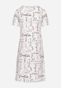 Born2be - Biała Bawełniana Sukienka o T-shirtowym Kroju z Ozdobnym Nadrukiem Feviressa. Okazja: na co dzień. Kolor: biały. Materiał: bawełna. Długość rękawa: krótki rękaw. Wzór: nadruk. Sezon: lato. Styl: elegancki, casual #6