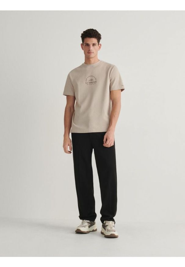 Reserved - T-shirt regular fit z nadrukiem - beżowy. Kolor: beżowy. Materiał: bawełna, dzianina. Wzór: nadruk
