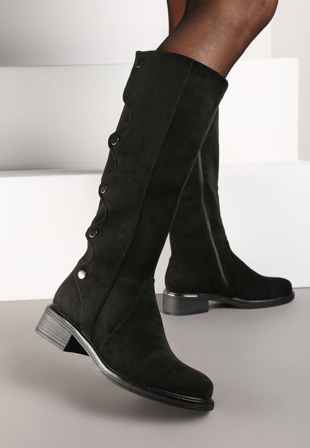 Renee - Czarne Płaskie Kozaki Ozdobione Napami z Ociepleniem Zinetia. Okazja: na co dzień. Kolor: czarny. Materiał: jeans. Wzór: aplikacja. Obcas: na obcasie. Styl: elegancki, casual. Wysokość obcasa: niski
