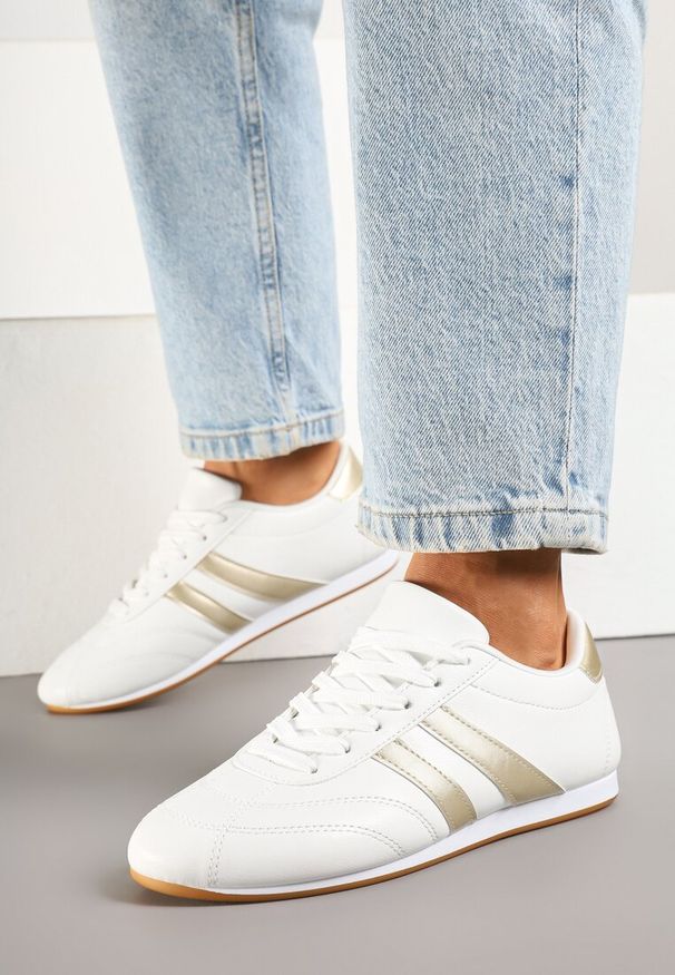 Renee - Biało-Złote Sneakersy Typu Tenisówki z Paseczkami Liantina. Okazja: na co dzień. Zapięcie: pasek. Kolor: biały. Materiał: jeans. Wzór: paski