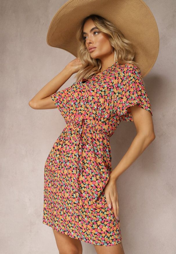 Renee - Pomarańczowa Sukienka w Drobny Wzór o Rozkloszowanym Fasonie Wiązana w Talii Ferettia. Typ kołnierza: dekolt w serek. Kolor: pomarańczowy. Materiał: tkanina. Długość rękawa: krótki rękaw. Sezon: lato. Typ sukienki: rozkloszowane. Styl: klasyczny