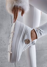 Renee - Białe Chunky Sneakersy Vices na Platformie z Okrągłym Detalem Sedvira. Okazja: na spacer. Nosek buta: okrągły. Kolor: biały. Materiał: skóra, koronka, jeans. Obcas: na platformie. Sport: turystyka piesza #6