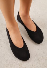 Renee - Czarne Balerinki z Imitacji Zamszu w Stylu Basic Saraphiele. Okazja: na randkę. Kolor: czarny. Materiał: zamsz #1
