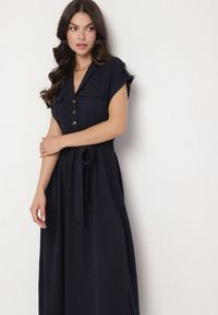 Born2be - Granatowa Sukienka o Koszulowym Kroju z Krótkim Rękawem i Wiązanym Paskiem Nalella. Okazja: na co dzień. Kolor: niebieski. Materiał: jeans. Długość rękawa: krótki rękaw. Typ sukienki: koszulowe. Styl: klasyczny, casual #5