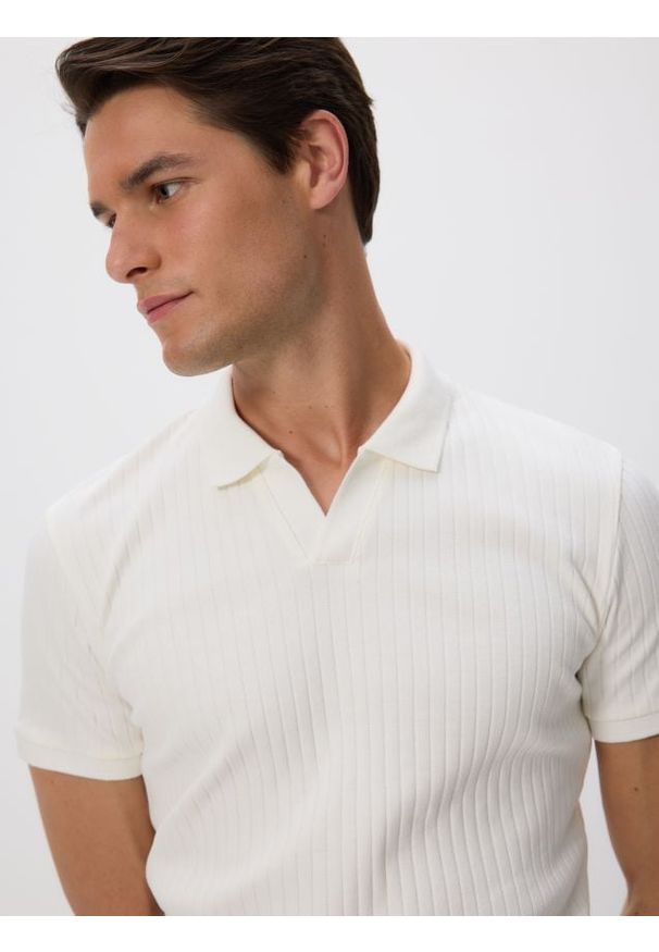 Reserved - Koszulka polo slim - złamana biel. Typ kołnierza: polo. Materiał: bawełna, dzianina