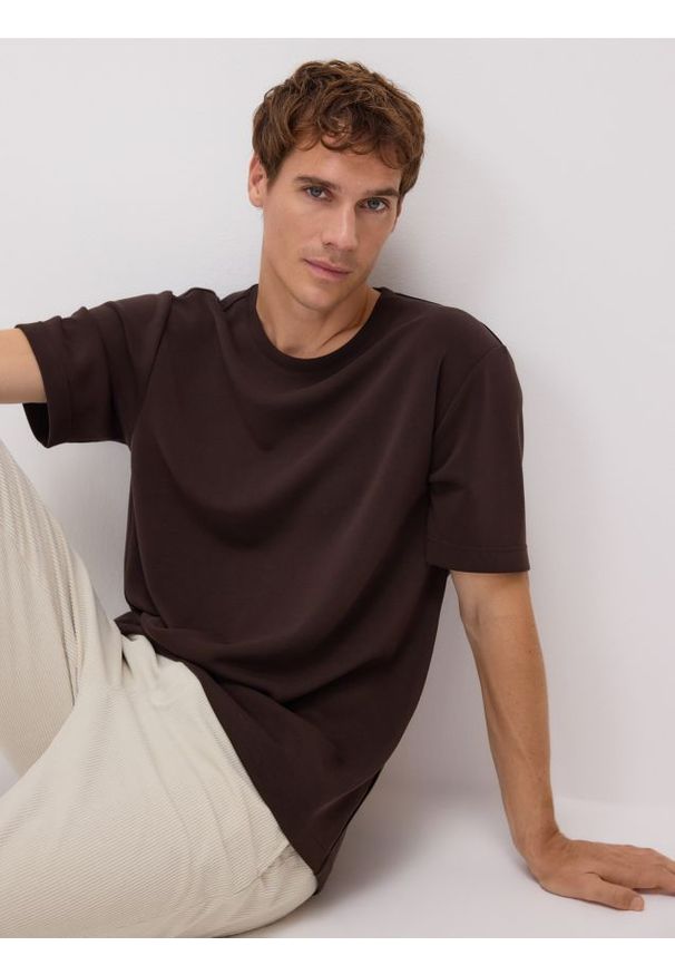 Reserved - T-shirt regular z modalem - ciemnobrązowy. Kolor: brązowy. Materiał: dzianina