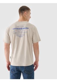 4f - 4F T-shirt oversize z nadrukiem męski - beżowy M. Okazja: na co dzień. Kolor: beżowy. Materiał: dzianina, bawełna, jersey. Długość rękawa: krótki rękaw. Długość: krótkie. Wzór: nadruk. Styl: klasyczny, sportowy, casual