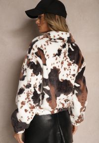 Renee - Czarno-Biała Kurtka z Futerka o Luźnym Kroju ze Ściągaczami Zdobiona Zwierzęcym Printem Kortisa. Okazja: na co dzień. Kolor: czarny. Materiał: futro. Wzór: motyw zwierzęcy, aplikacja, nadruk. Styl: casual #4