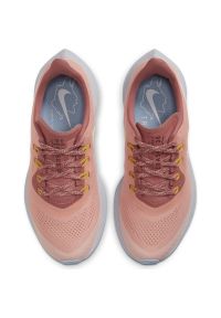 Buty Nike Air Zoom Pegasus 36 Trail W AR5676-601 białe wielokolorowe różowe. Kolor: biały, wielokolorowy, różowy. Materiał: materiał. Szerokość cholewki: normalna. Model: Nike Zoom. Sport: bieganie