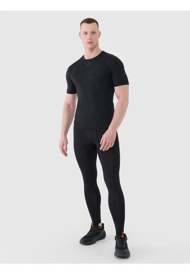4f - 4F Legginsy treningowe męskie - czarne S. Kolor: czarny. Materiał: dzianina, włókno, materiał, poliester. Wzór: gładki, ze splotem. Sport: fitness