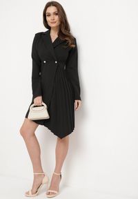 Born2be - Czarna Rozkloszowana Sukienka Mini z Kopertową Górą i Plisami na Dole Lontasa. Kolor: czarny. Typ sukienki: kopertowe. Styl: elegancki. Długość: mini #5