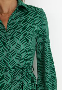 Born2be - Zielona Sukienka Koszulowa Horro. Kolor: zielony. Materiał: tkanina, materiał. Wzór: nadruk, geometria. Typ sukienki: koszulowe. Długość: mini #5