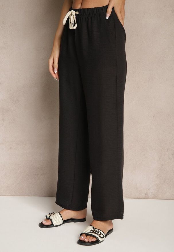 Renee - Czarne Spodnie High Waist z Szeroką Nogawką i Gumką w Pasie Mirarena. Okazja: na co dzień, do pracy, na spotkanie biznesowe. Stan: podwyższony. Kolor: czarny. Styl: biznesowy, casual, elegancki