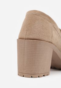 Renee - Ciemnobeżowe Półbuty Mokasyny na Słupku z Platformą Ozdobione Klamrą Acridna. Zapięcie: klamry. Kolor: beżowy. Materiał: zamsz. Wzór: aplikacja. Obcas: na platformie. Styl: elegancki, klasyczny. Wysokość obcasa: średni #9