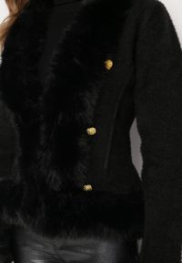 Born2be - Czarna Wiskozowa Kurtka Ozdobiona Puchatym Futerkiem i Biżuteryjnymi Guzikami Radona. Kolor: czarny. Materiał: wiskoza, futro. Wzór: aplikacja #3