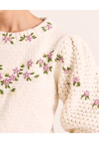 LOVE SHACK FANCY - Sweter z haftem Kenzly. Kolor: biały. Materiał: dzianina. Wzór: haft. Styl: klasyczny #3