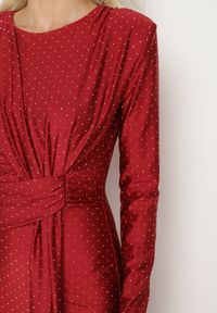 Born2be - Bordowa Sukienka Koktajlowa o Dopasowanym Kroju z Cyrkoniami i Marszczeniem w Talii Issalina. Okazja: na imprezę. Kolor: czerwony. Długość rękawa: długi rękaw. Wzór: aplikacja. Typ sukienki: dopasowane. Styl: wizytowy #5
