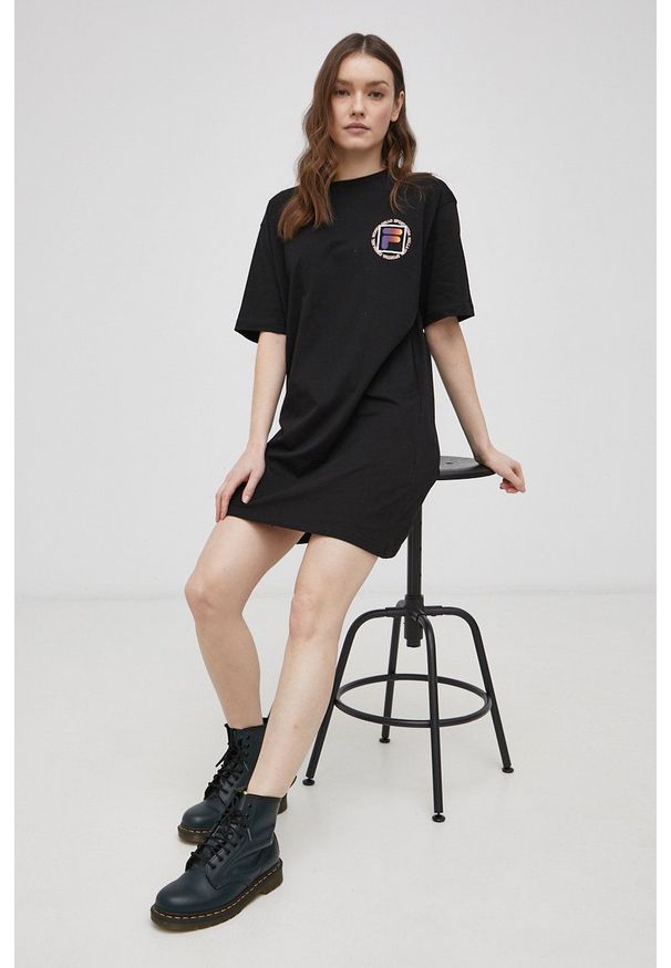 Fila Sukienka bawełniana kolor czarny mini prosta. Okazja: na co dzień. Kolor: czarny. Materiał: bawełna. Długość rękawa: krótki rękaw. Wzór: nadruk. Typ sukienki: proste. Styl: casual. Długość: mini