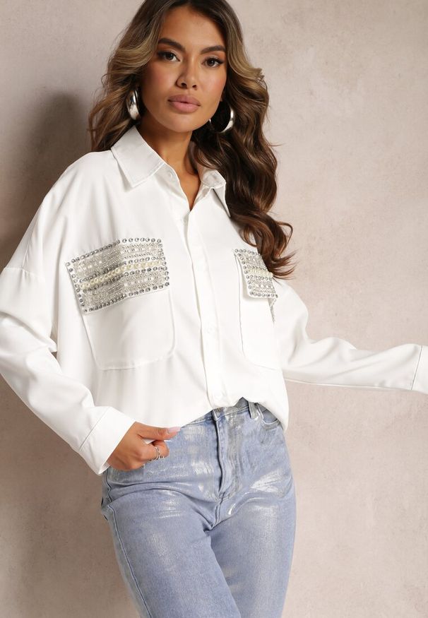 Renee - Biała Koszula Oversize z Kieszeniami w Perły i Cyrkonie Bilisse. Typ kołnierza: kołnierzyk klasyczny. Kolor: biały. Styl: klasyczny, elegancki