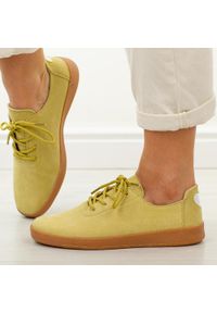 Żółte skórzane półbuty damskie T.Sokolski w26-611. Okazja: na co dzień. Nosek buta: okrągły. Zapięcie: sznurówki. Kolor: żółty. Materiał: zamsz, skóra. Szerokość cholewki: normalna. Sezon: wiosna, jesień, lato. Styl: casual, elegancki, klasyczny #1