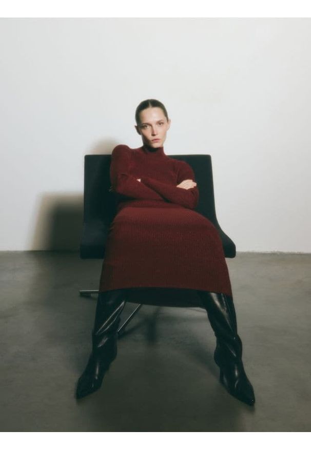 Reserved - Dzianinowa sukienka z wycięciem - burgundowy. Kolor: czerwony. Materiał: dzianina