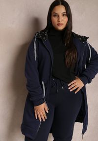 Renee - Granatowa Bluza Długa z Kapturem Egia. Typ kołnierza: kaptur. Kolekcja: plus size. Kolor: niebieski. Materiał: polar. Długość: długie. Sezon: jesień, zima. Styl: elegancki