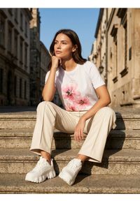 Sinsay - Bawełniana koszulka z nadrukiem w kwiaty - kremowy. Kolor: kremowy. Materiał: bawełna. Wzór: nadruk, kwiaty #1