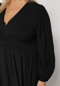 Born2be - Czarna Rozkloszowana Sukienka z Marszczeniem i Gumką w Pasie Fedorna. Okazja: na co dzień. Kolekcja: plus size. Kolor: czarny. Typ sukienki: dla puszystych. Styl: casual, elegancki #5