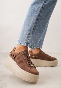 Born2be - Brązowe Skórzane Sneakersy na Platformie i Koturnie Zdobione Perforacją Peniesh. Okazja: na co dzień. Kolor: brązowy. Materiał: skóra. Wzór: aplikacja. Obcas: na koturnie #3