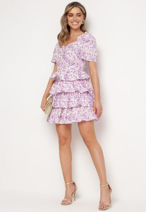Born2be - Fioletowa Rozkloszowana Sukienka z Bufkami w Rękawach w Drobny Print z Falbankami Tineria. Okazja: na co dzień. Typ kołnierza: kołnierz z falbankami. Kolor: fioletowy. Wzór: nadruk. Typ sukienki: proste. Styl: casual