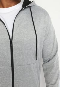 Born2be - Jasnoszara Bluza z Kapturem i Kieszeniami Ozdobiona Lampasami na Ramionach Alobokira. Okazja: na co dzień. Typ kołnierza: kaptur. Kolor: szary. Materiał: jeans. Długość rękawa: długi rękaw. Długość: długie. Wzór: aplikacja. Styl: sportowy, casual #3