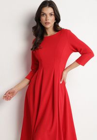 Born2be - Czerwona Rozkloszowana Sukienka Ozdobiona Przeszyciami Reamira. Okazja: na co dzień. Typ kołnierza: dekolt w łódkę. Kolor: czerwony. Wzór: aplikacja. Styl: casual, elegancki #5