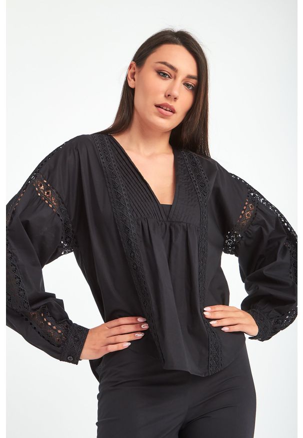 TwinSet - BLUZKA TWINSET. Materiał: koronka. Długość rękawa: długi rękaw. Długość: długie. Wzór: ażurowy, aplikacja, koronka