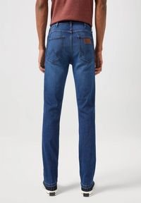 Wrangler - WRANGLER MĘSKIE SPODNIE JEANSOWE REGULAR FIT BALANCING ACT 112351224 W154017978. Okazja: na co dzień. Długość: długie. Styl: klasyczny, casual, elegancki #4