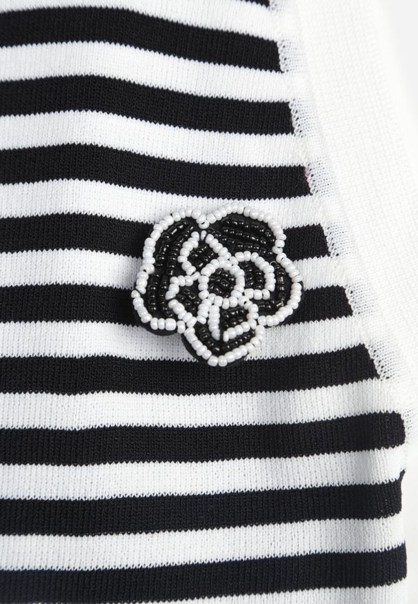 Born2be - Biało-Czarny Top w Paski z Broszką Duzette. Kolor: biały. Materiał: wiskoza, tkanina. Długość rękawa: bez rękawów. Wzór: paski. Styl: elegancki