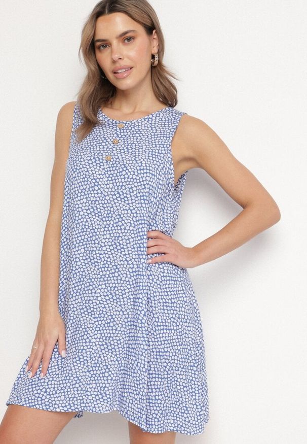 Born2be - Niebieska Bawełniana Rozkloszowana Sukienka Ozdobiona Kwiatami i Guzikami Lisavella. Okazja: na spacer, na co dzień. Kolor: niebieski. Materiał: bawełna. Wzór: aplikacja, kwiaty. Sezon: lato. Styl: klasyczny, casual, elegancki