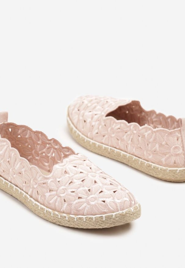 Renee - Różowe Plecione Espadryle Vices z Kwiatowym Motywem z Ażurowymi Wycięciami Honavia. Okazja: na co dzień, na spacer. Kolor: różowy. Materiał: jeans. Wzór: ażurowy, kwiaty. Styl: casual