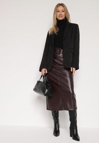 Born2be - Bordowa Spódnica Ołówkowa z Imitacji Skóry z Paskiem z Dużą Klamrą Rewedia. Okazja: na spotkanie biznesowe, do pracy, na co dzień. Kolor: czerwony. Materiał: skóra. Styl: casual, klasyczny, biznesowy #2