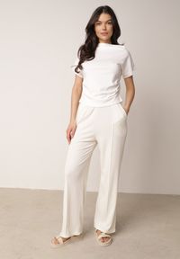 Born2be - Jasnobeżowe Szerokie Spodnie z Prążkowanej Tkaniny z Wysokim Stanem Sarora. Okazja: na co dzień. Stan: podwyższony. Kolor: beżowy. Materiał: tkanina, prążkowany. Wzór: prążki. Styl: casual #1